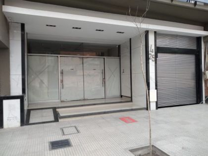 Local comercial sobre avenida principal